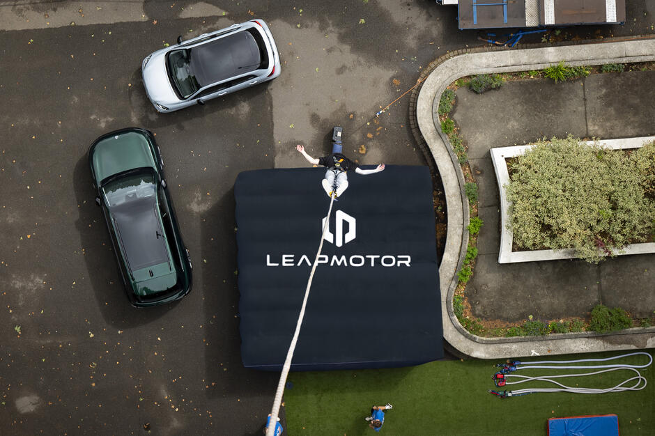 Bungee jumper above the Leapmotor branded airbag