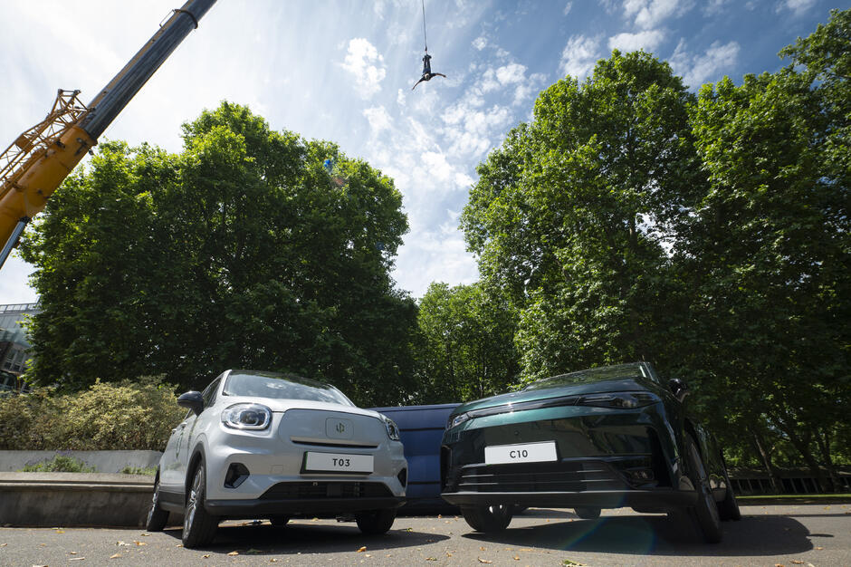 A jumper above two Leapmotor cars