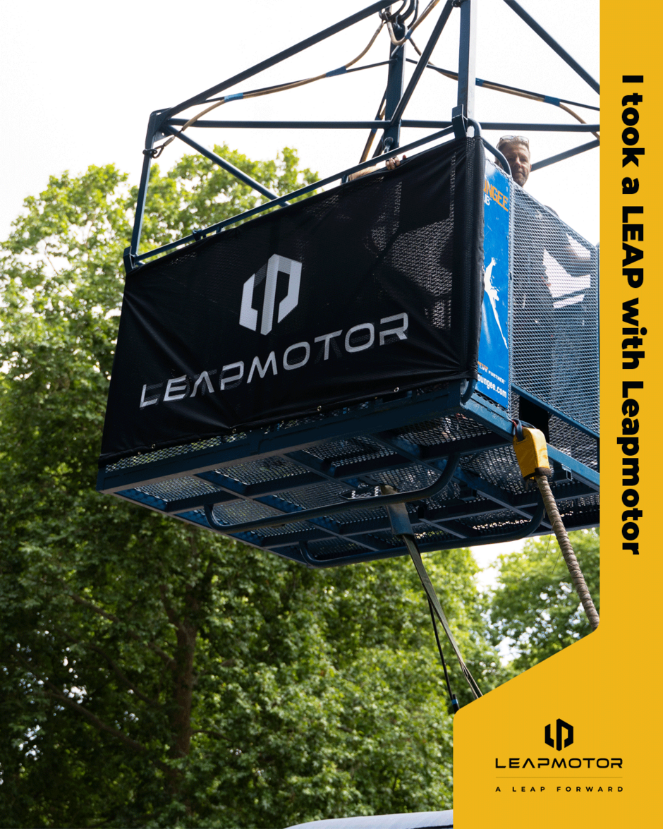 Leapmotor branded bungee cage